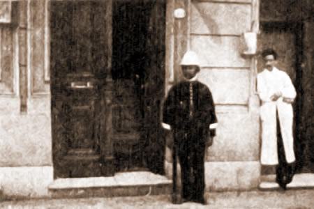 Casa del Dr. Hipólito Yrigoyen siendo custodiada por la Policia, 11 de febrero de 1905.